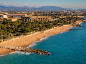 Vue aérienne de Fréjus avec la côte méditerranéenne et les vestiges romains — CBD Var