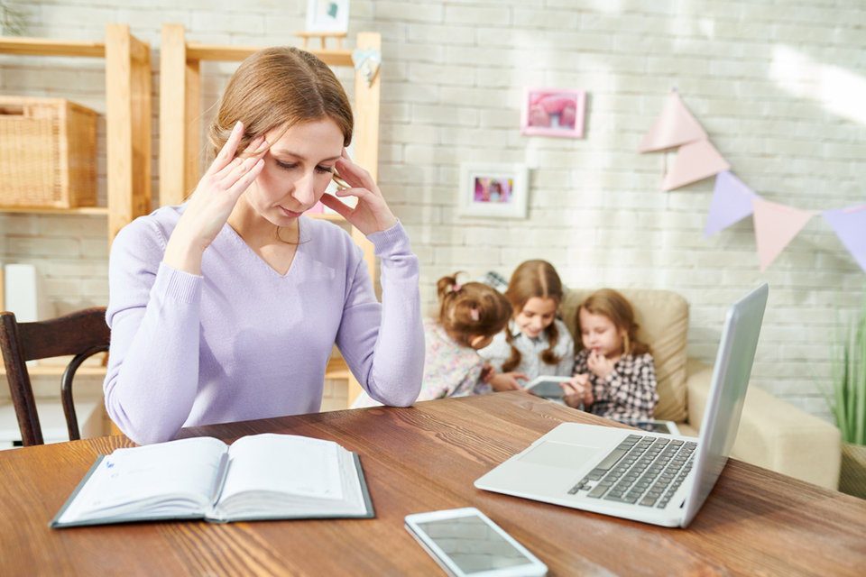 Maman fatiguée d'organiser un anniversaire