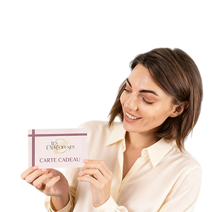 Femme présentant une carte cadeau