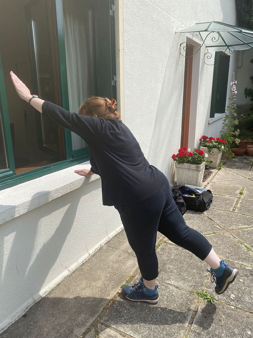 Sénior en train de s'entrainer avec un coach sportif pour sénior