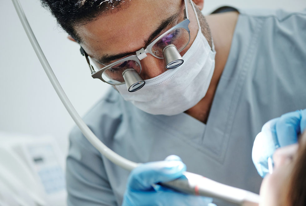 Dentiste qui réalise un détartrage dentaire