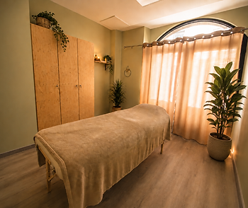 Salle de soin apaisante avec table de massage à Nantes