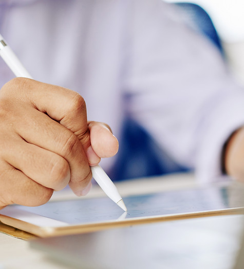 Homme signant avec une signature électronique qualifiée