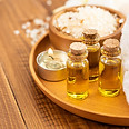 Flacons d'huiles de massage, sels et bougie sur un plateau