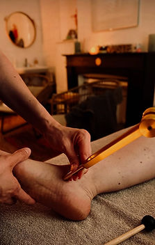 Soin thérapeutique sur la jambe.
