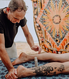 Practitioner performing professional massage Saint-Brieuc.