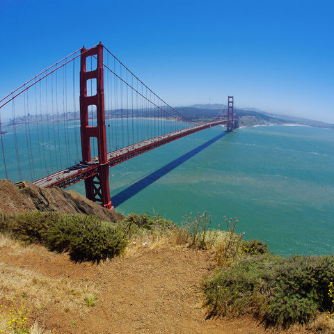 Vue du Golden Gate Bridge sur fond de mer bleue