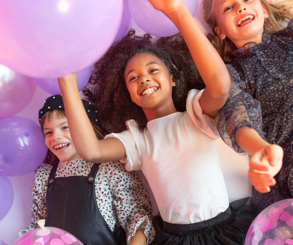 Enfants qui dansent avec des ballons lors d'un anniversaire musical