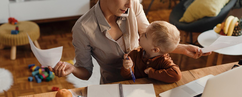 Mère travaillant à domicile avec son bébé