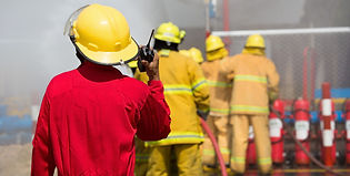 Pompiers donnant une formation d'évacuation