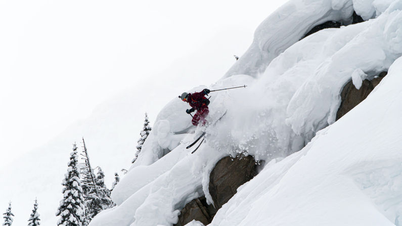 Skieur qui descend une piste en sautant