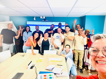 Participants souriants faisant le signe de la paix