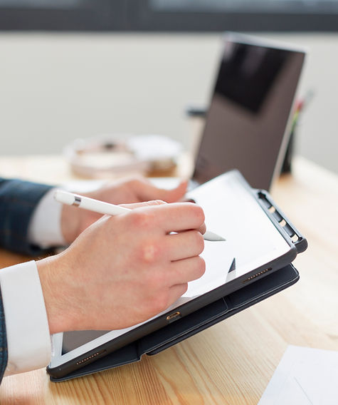 Homme en train de signer avec une signature électronique sur une tablette