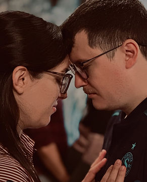 Couple tendre, fronts se touchant