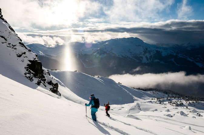 Deux hommes qui font du ski de randonnée à Whistler