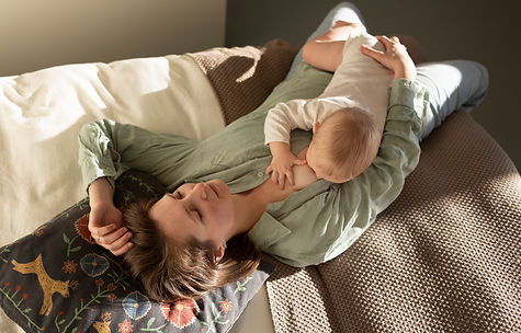 Mère allongée avec son nouveau-né.