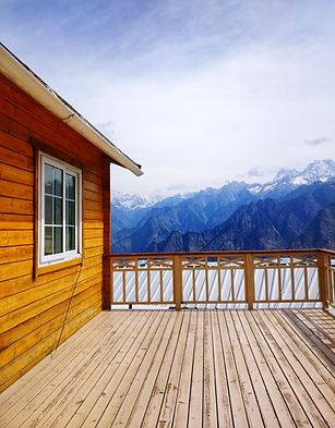 structure-construite-sur-un-paysage-couvert-de-neige-contre-le-ciel.jpg
