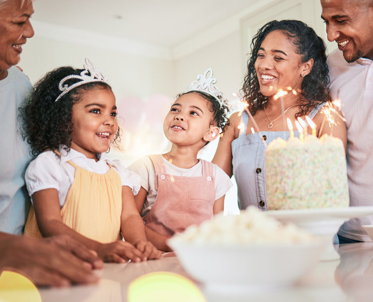 Famille qui chante joyeux anniversaire