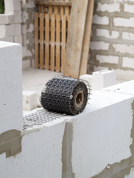 zoom sur le ferraillage d'un muret en cours de construction