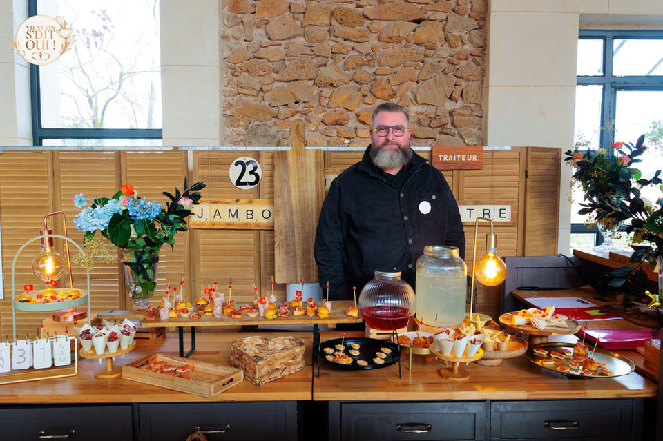Chef derrière un buffet de réception au salon du mariage occitanie