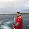 une personne sur un bateau en pleine mer