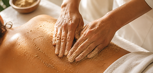 Massage et soin ayurvédique exfoliant du dos