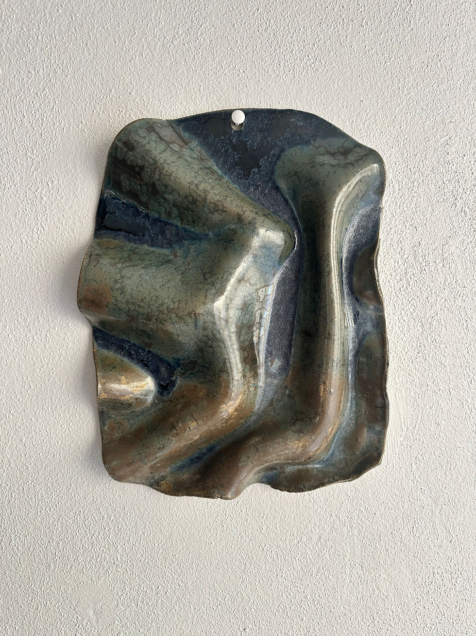 Miniature : Sculpture murale drapée en céramique avec émail Crystal aux reflets bleus, verts et cristallins.