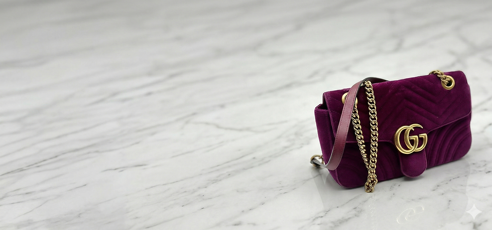 Sac à main Gucci en velours violet avec logo GG doré