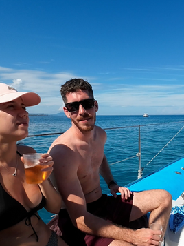 Amis profitant de boissons sur le pont d’un bateau par une journée ensoleillée.
