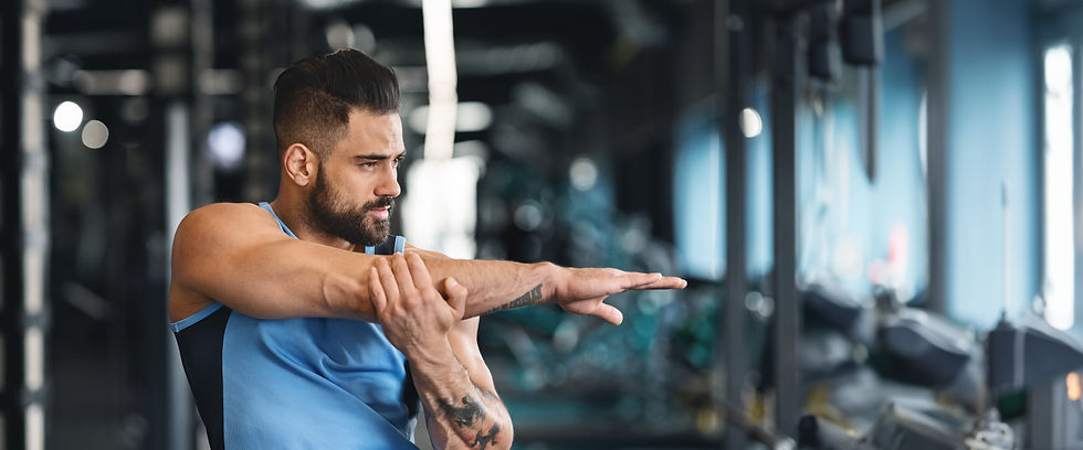 un-homme-sportif-a-la-salle-de-sport-faisant-des-exercices-d-etirement-pour-les-mains.jpg
