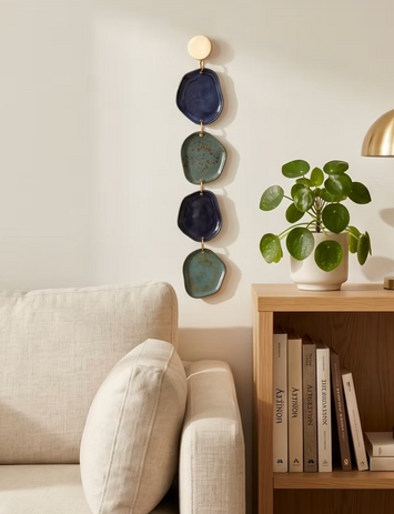 Décoration murale en céramique suspendue dans un intérieur.