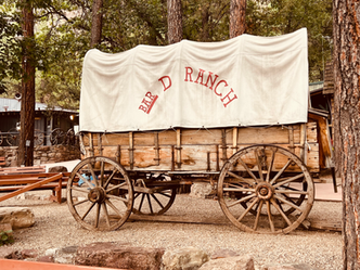 La charrette de ranch avec le texte « Red Ranch » dans un cadre extérieur.