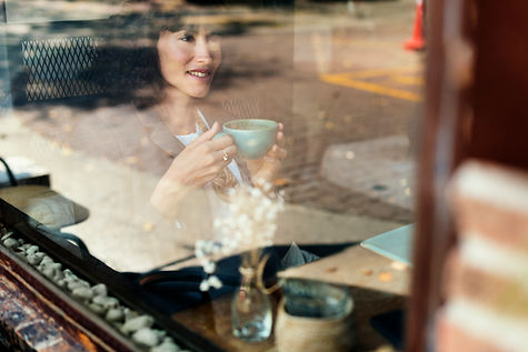 Femme souriante avec une tasse dans un café