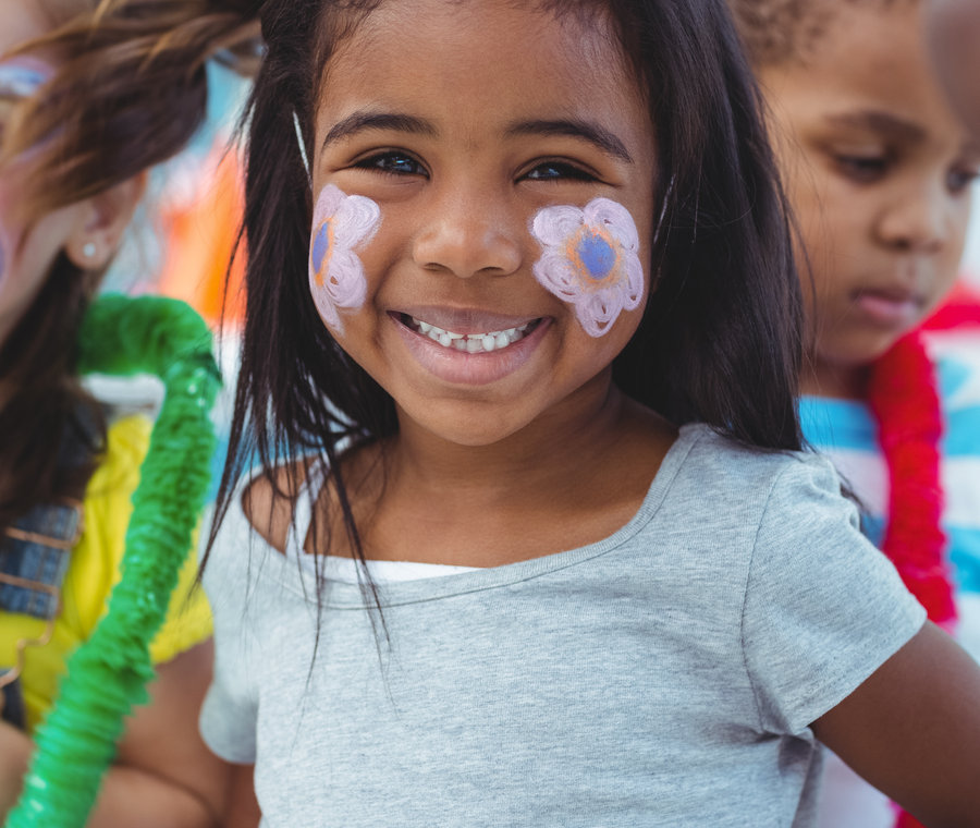 Enfants qui s'amusent lors d'un anniversaire animé