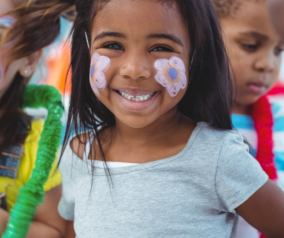 Enfant apprenti magicien lors d'un atelier magie d'anniversaire