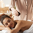 Femme recevant un massage à l'huile proche de Nantes.