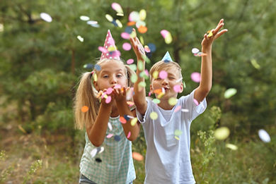 joyeux-anniversaire-aux-enfants-avec-des-confettis-lors-d-une-fete-d-anniversaire-en-plein