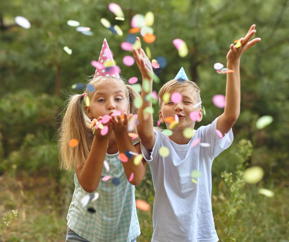 Enfants qui lancent des confettis en plein air lors de jeux de colo