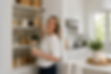 Une femme range son garde-manger à l'aide de bocaux en verre