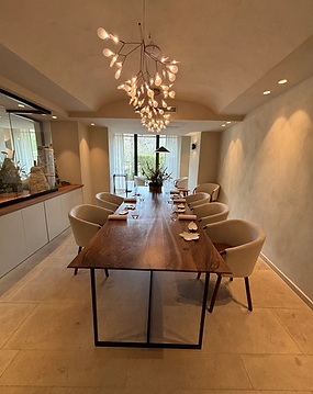 Salle à manger élégante avec table en bois et lustre unique