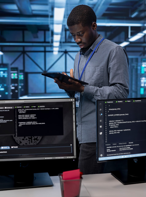 administrateur-dans-le-centre-de-donnees-en-utilisant-un-logiciel-de-surveillance-du-syste