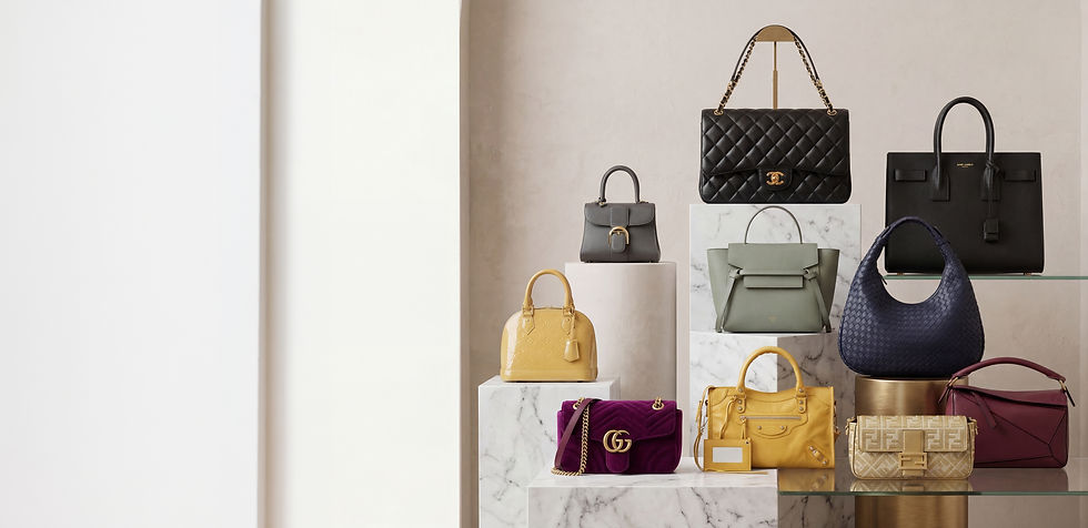 Collection de sacs à main variés sur des socles