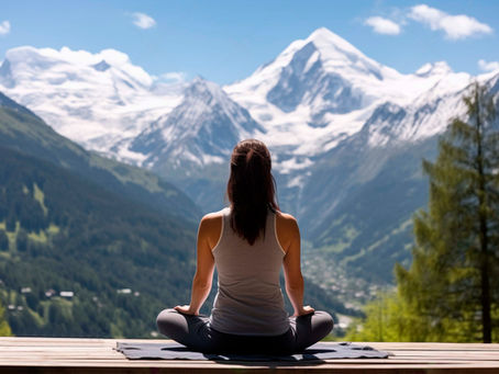 Femme assise en lotus, qui médite sur la terrasse d'un chalet en face du Mont-Blanc