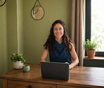 Femme souriante travaillant sur son ordinateur à Nantes