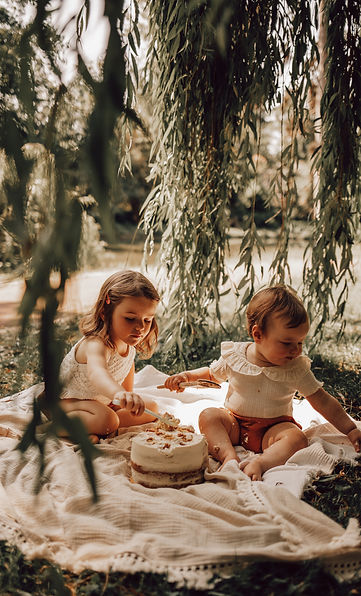 Deux enfants assis sur une couverture avec un gateau d'anniversaire