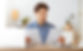 Homme examinant des documents devant son ordinateur au bureau