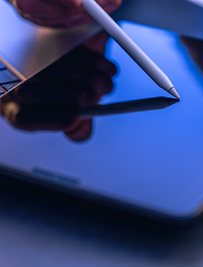 Homme en train d'écrire sur une tablette avec un stylo