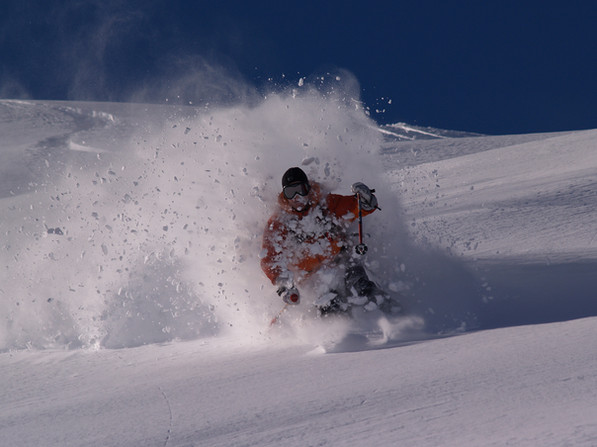 Un skieur en pleine session en Turquie