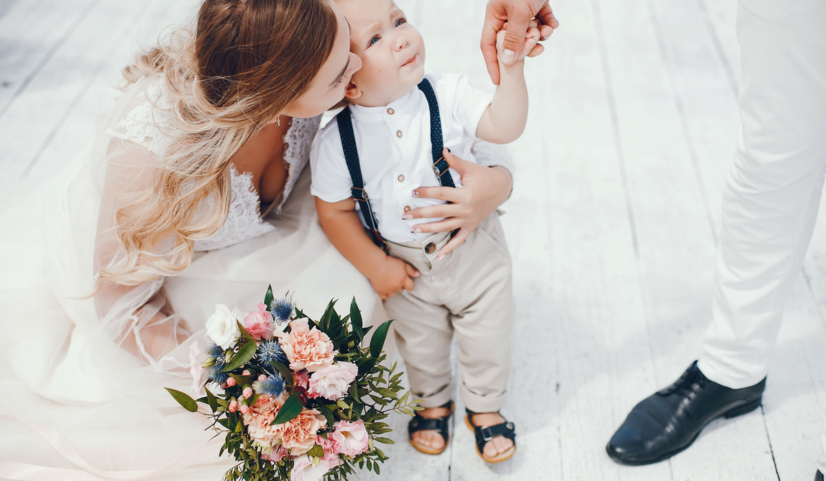 Mariée avec un petit garçon lors d'un mariage