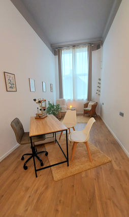 Bureau de consultation, chaise et fauteuil.